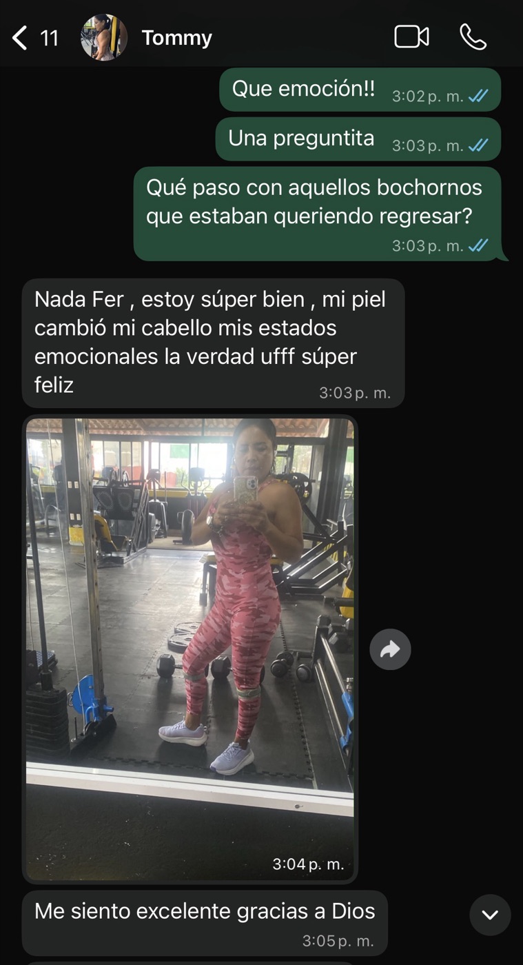 Conversación de WhatsApp: Fernando pregunta por los bochornos que estaban queriendo regresar y ella responde 'Nada Fer, estoy súper bien, mi piel cambió, mi cabello, mis estados emocionales, súper feliz.'
